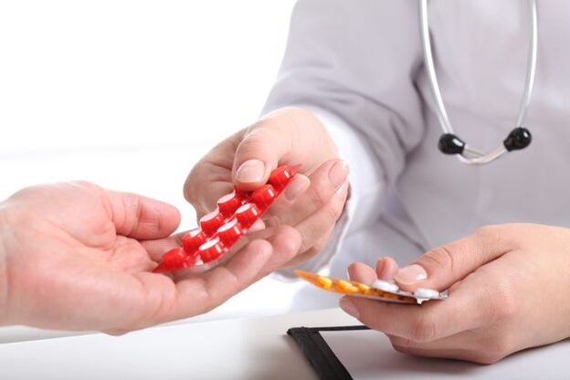 Ārsts dod tabletes osteohondrozes ārstēšanai